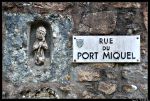 Statuette dans une niche Rue du port miquel Ile aux Moines